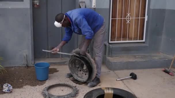 Solitaire Namíbia Maio Filmagens Homem Africano Consertando Uma Roda Carro — Vídeo de Stock