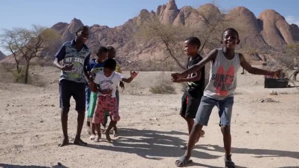 Spitzkoppe Namibia Junio Bailando Niños Africanos Cámara Lenta Cerca Montaña — Vídeos de Stock