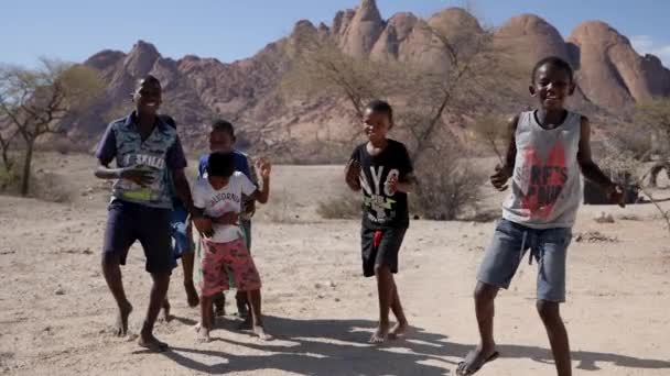 纳米比亚斯皮茨科普 Spitzkoppe 6月24日 非洲裔儿童在纳米比亚斯皮茨科普山 Spitzkoppe Mountain 附近慢动作跳舞 夏日晴天 快乐和微笑的非洲孩子 — 图库视频影像