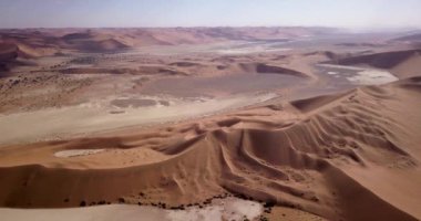 Namibya 'daki Sossusvlei' nin 4K hava aracı görüntüleri. Namib Çölü 'nün güney kısmında bulunan Deadvlei' nin havadan görünüşü. Büyük baba kumulu. Sinematik Yüksek Kaliteli Görüntüler.