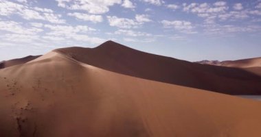 Namibya 'daki Sossusvlei' nin 4K hava aracı görüntüleri. Namib Çölü 'nün güney kısmında bulunan Deadvlei' nin havadan görünüşü. Büyük baba kumulu. Sinematik Yüksek Kaliteli Görüntüler.