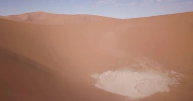 Namibya 'daki Sossusvlei' nin 4K hava aracı görüntüleri. Namib Çölü 'nün güney kısmında bulunan Deadvlei' nin havadan görünüşü. Büyük baba kumulu. Sinematik Yüksek Kaliteli Görüntüler.