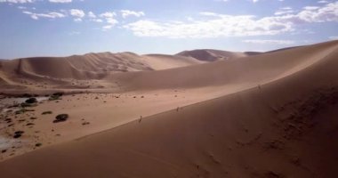 Namibya 'daki Sossusvlei' nin 4K hava aracı görüntüleri. Namib Çölü 'nün güney kısmında bulunan Deadvlei' nin havadan görünüşü. Büyük baba kumulu. Sinematik Yüksek Kaliteli Görüntüler.