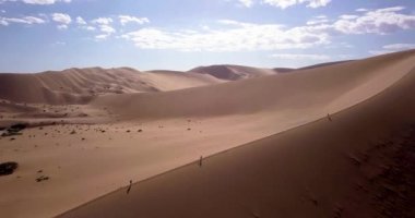 Namibya 'daki Sossusvlei' nin 4K hava aracı görüntüleri. Namib Çölü 'nün güney kısmında bulunan Deadvlei' nin havadan görünüşü. Büyük baba kumulu. Sinematik Yüksek Kaliteli Görüntüler.