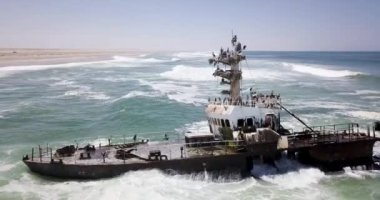 Swakopmund, Namibya - 24 Haziran 23: 4K Terk Edilmiş Gemi Enkazı Zeila, İskelet Sahili, Namibya 'nın insansız hava aracı görüntüleri. Namibya Atlantik kıyı şeridi, Zeila L-758 Walvis Körfezi kumsalda paslı bir gemi mahsur kaldı.
