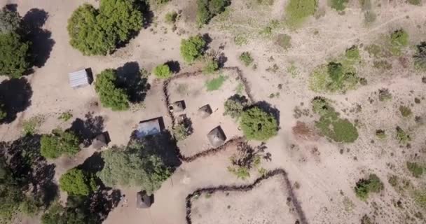 ナミビアの上からカプリヴィの田舎ナミビア村を訪問する航空無人機の映像 伝統的なアフリカの家 高品質の4K映像 — ストック動画