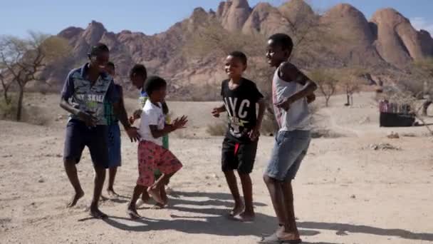Spitzkoppe ナミビア 6月24 ナミビアのSpitzkoppe山の近くのスローモーションでアフリカの子供たちを踊ります 夏の晴れた日 幸せと笑顔のアフリカの子供たち — ストック動画