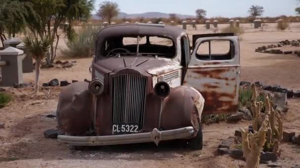 비아의 테어라는 오아시스 근처에 버려진 파괴된 자동차 나미브 사막에서의 빈티지 — 비디오
