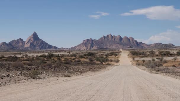 Spitzkoppe山 来自非洲纳米比亚的Namibian砾石路 非洲古老的岩层 红色的岩石景观 萨凡纳野生大自然 夏日晴天 徒步旅行 — 图库视频影像