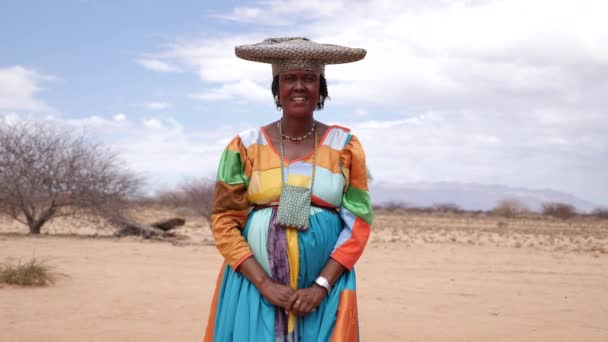 Swakopmund Namibia Juni Färgglada Herero Stam Kvinnlig Ägare Till Butik — Stockvideo