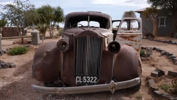 在纳米比亚Solitaire的小绿洲定居点附近 被遗弃和生锈的汽车 纳米布沙漠的老式汽车失事 高质量的4K镜头 — 图库视频影像