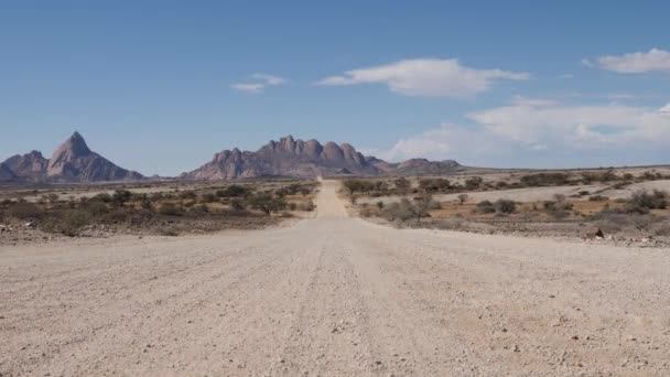 Spitzkoppe Montaña Carretera Grava Namibia Namibia África Formaciones Rocosas Antiguas — Vídeos de Stock