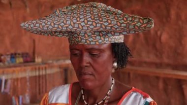 Swakopmund, Namibya - 24 Haziran 23: Namibya, Afrika 'da hiçliğin ortasındaki Renkli Herero kabilesinden bir kadının dükkanı. Afrika 'daki etnik kabile grubu. Yüksek kalite 4k görüntü