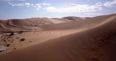 Namibya 'daki Sossusvlei' nin 4K hava aracı görüntüleri. Namib Çölü 'nün güney kısmında bulunan Deadvlei' nin havadan görünüşü. Büyük baba kumulu. Sinematik Yüksek Kaliteli Görüntüler.