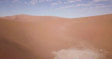 Namibya 'daki Sossusvlei' nin 4K hava aracı görüntüleri. Namib Çölü 'nün güney kısmında bulunan Deadvlei' nin havadan görünüşü. Büyük baba kumulu. Sinematik Yüksek Kaliteli Görüntüler.