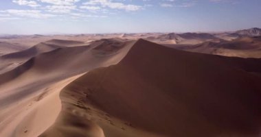Namibya 'daki Sossusvlei' nin 4K hava aracı görüntüleri. Namib Çölü 'nün güney kısmında bulunan Deadvlei' nin havadan görünüşü. Büyük baba kumulu. Sinematik Yüksek Kaliteli Görüntüler.