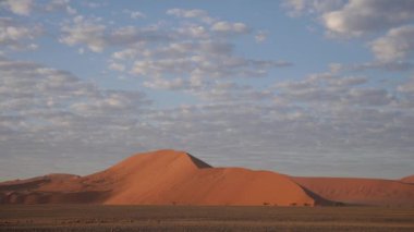 Kum 45 Sossuvlei, Namibya 'da. Namibya 'daki dev kum tepeleri. Sinematik Yüksek Kaliteli 4K görüntüler.