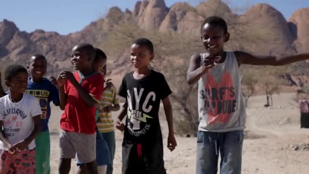 Spitzkoppe ナミビア 6月24 ナミビアのSpitzkoppe山の近くのスローモーションでアフリカの子供たちを踊ります 夏の晴れた日 幸せと笑顔のアフリカの子供たち — ストック動画