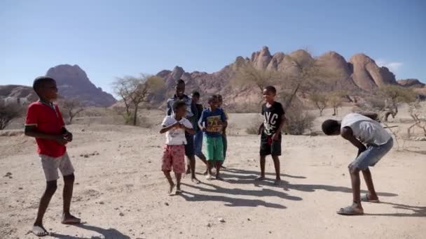 Spitzkoppe Namibie Června Tancující Africké Děti Zpomaleném Filmu Poblíž Hory — Stock video