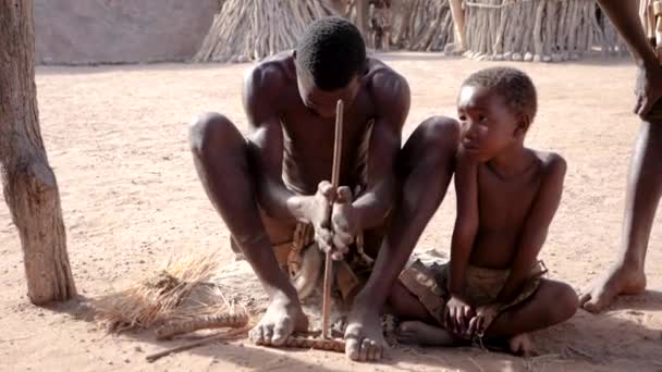 Khorixas Namibië Juli Lokale Mannen Van Damara Stam Maken Vuur — Stockvideo