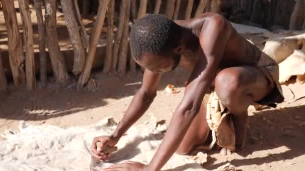ナミビアのコリアサス 7月24日23日 ダマラ族の地元住民が毛皮のコートを作りました ダマラリビング博物館のダマラランドの伝統的な生活 高品質の4K映像 — ストック動画