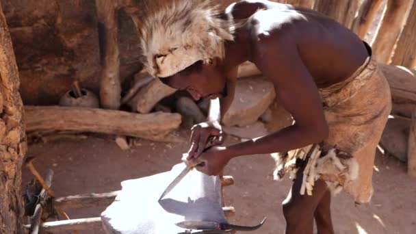 Хорьяскас Намібія Липня Липня Місцева Людина Племені Дамара Робить Зброю — стокове відео