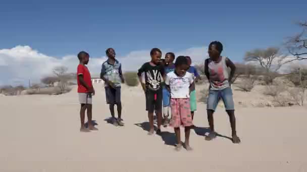 Spitzkoppe Namibia Juni Dansande Afrikanska Barn Nära Spitzkoppe Berg Namibia — Stockvideo