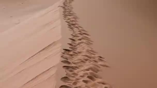 Pegadas Deserto Namib Laranja Quente Dunas Areia Deserto Vermelho Sossusvlei — Vídeo de Stock
