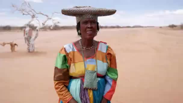 Swakopmund Namibia Czerwca Blisko Kolorowe Plemię Herero Właścicielka Sklepu Pustkowiu — Wideo stockowe