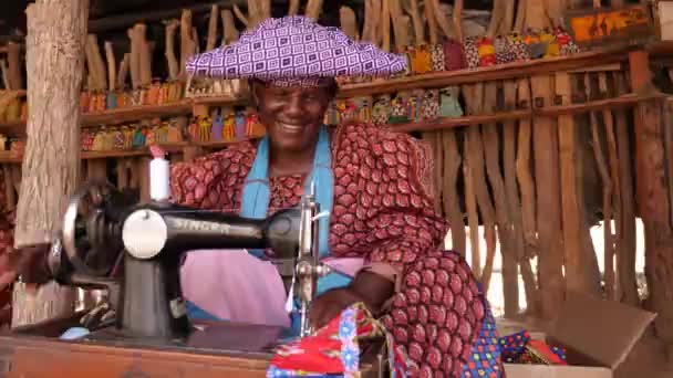 Swakopmund Namibie Juin Femme Tribu Herero Colorée Tisse Une Robe — Video