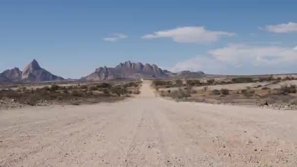 Spitzkoppe Montaña Carretera Grava Namibia Namibia África Formaciones Rocosas Antiguas — Vídeos de Stock