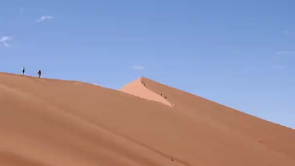 Orange Sanddyner Med Blå Himmel Med Små Moln Röda Sanddyner — Stockvideo