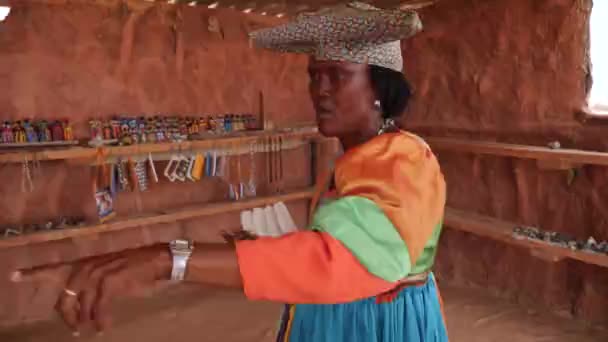 Swakopmund Namibia Juni Närbild Färgglad Herero Stam Kvinnlig Ägare Till — Stockvideo