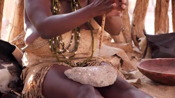 ナミビアのコリアサス 7月24日23日 ダマラ族の地元の女性の閉鎖は ゆっくりとした動きで武器を作ります ダマラリビング博物館のダマラランドの伝統的な生活 高品質のフルHd映像 — ストック動画