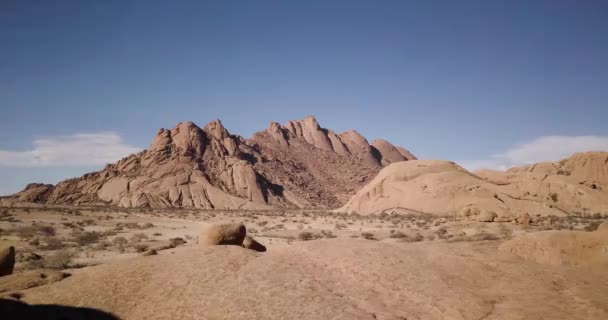 4K非洲纳米比亚Spitzkoppe山的无人驾驶飞机镜头 非洲古老的岩层 红色的岩石景观 萨凡纳野生大自然 夏日晴天 电影高质量的镜头 — 图库视频影像
