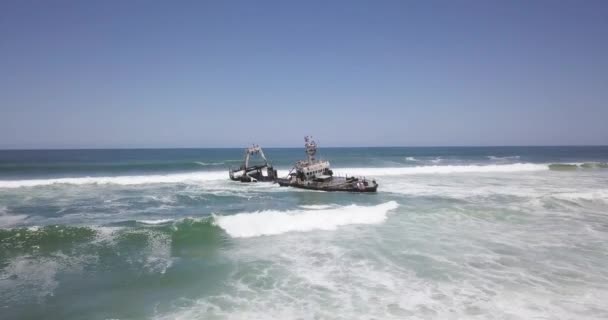 ナミビアのSwakopmund 6月24日23日 4K空中無人機の映像が放棄されたシュルケルトン海岸 ナミビア ナミビアのアトランティック海岸 ゼイラL 758ウォルビスベイは砂浜で錆びた船を座礁させた — ストック動画