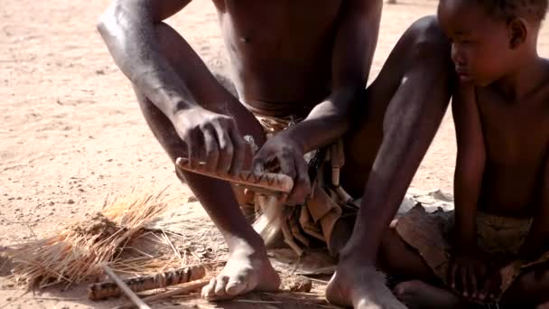 Крупный План Местного Жителя Племени Дамара Разжигающего Огонь Замедленной Съемке — стоковое видео
