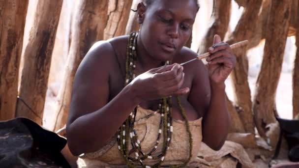ナミビアのコリアサス 7月24日23日 ダマラ族の地元の女性が武器を作る ダマラリビング博物館のダマラランドの伝統的な生活 高品質のフルHd映像 — ストック動画