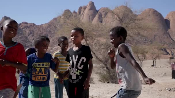 Spitzkoppe Namibia Juni Tanzende Afrikanische Kinder Zeitlupe Der Nähe Des — Stockvideo