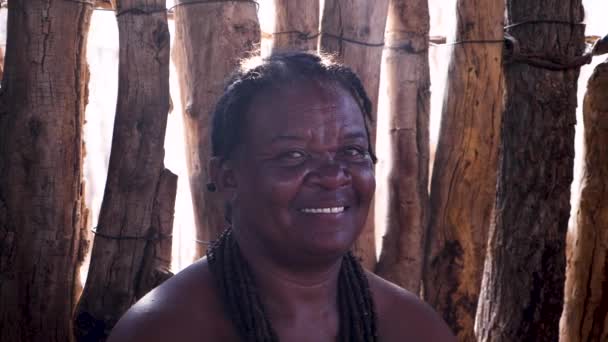 ナミビアのホリヤサス 7月24日23日 スローモーションでダマラ出身の地元の女性の笑顔 ダマラリビング博物館のダマラランドの伝統的な生活 高品質のフルHd映像 — ストック動画