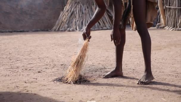 ダマラ族の地元の男が ゆっくりと火を放った ダマラリビング博物館のダマラランドの伝統的な生活 高品質のフルHd映像 — ストック動画