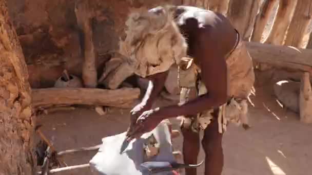 ナミビアのコリアサス 7月24日23日 ダマラ族の地元住民が武器を作った ダマラリビング博物館のダマラランドの伝統的な生活 高品質の4K映像 — ストック動画