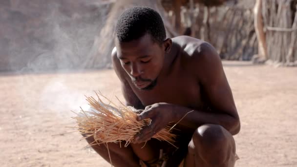 ナミビアのコリアサス 7月24日23日 ダマラ族の地元住民がゆっくりと火を起こした ダマラリビング博物館のダマラランドの伝統的な生活 高品質のフルHd映像 — ストック動画