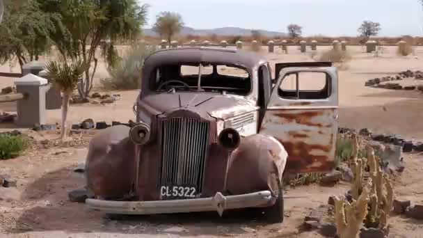 Брошенный Ржавый Автомобиль Рядом Крошечным Оазисным Поселением Пасьянс Намибия Старая — стоковое видео