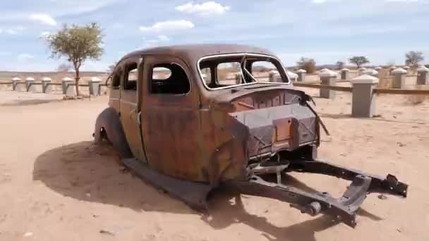 Övergiven Och Rostig Bil Nära Den Lilla Oasen Solitaire Namibia — Stockvideo