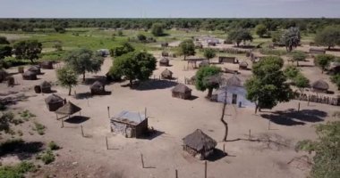 Caprivi, Namibya 'daki kırsal bir Namibya köyünü ziyaret ederken 4K hava aracı görüntüsü. Geleneksel Afrikalı evleri. Yüksek kalite 4k görüntü. 