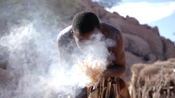 Khorixas Ναμίμπια Ιουλίου Ντόπιοι Άνδρες Από Φυλή Damara Ανάβουν Φωτιά — Αρχείο Βίντεο