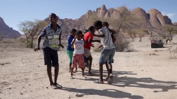 Spitzkoppe Ναμίμπια Ιουνίου Χορεύοντας Αφρικανικά Παιδιά Αργή Κίνηση Κοντά Στο — Αρχείο Βίντεο