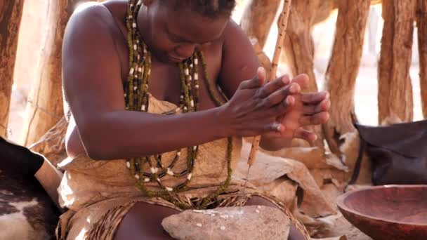 ナミビアのコリアサス 7月24日23日 ダマラ族の地元の女性の閉鎖は ゆっくりとした動きで武器を作ります ダマラリビング博物館のダマラランドの伝統的な生活 高品質のフルHd映像 — ストック動画