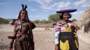 Opuwo, Namibya - 24 Temmuz 23: Himba kabilesinden kadın ve Herero kabilesinden kadın yan yana duruyordu. Namibya, Afrika 'da yaşayan yerli kabile. Yüksek kalite 4k görüntü